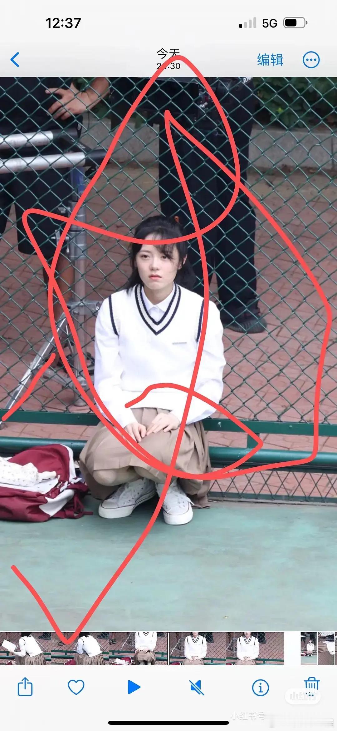 赵今麦🍒路透，90年代穿这个校服？显得臃肿还不符合原著 ​​​