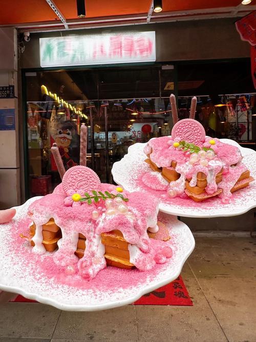 ‌樱花风味小吃‌：部分店家推出创新产品，如在面窝表面撒上可食用樱花碎与糖霜‌‌，