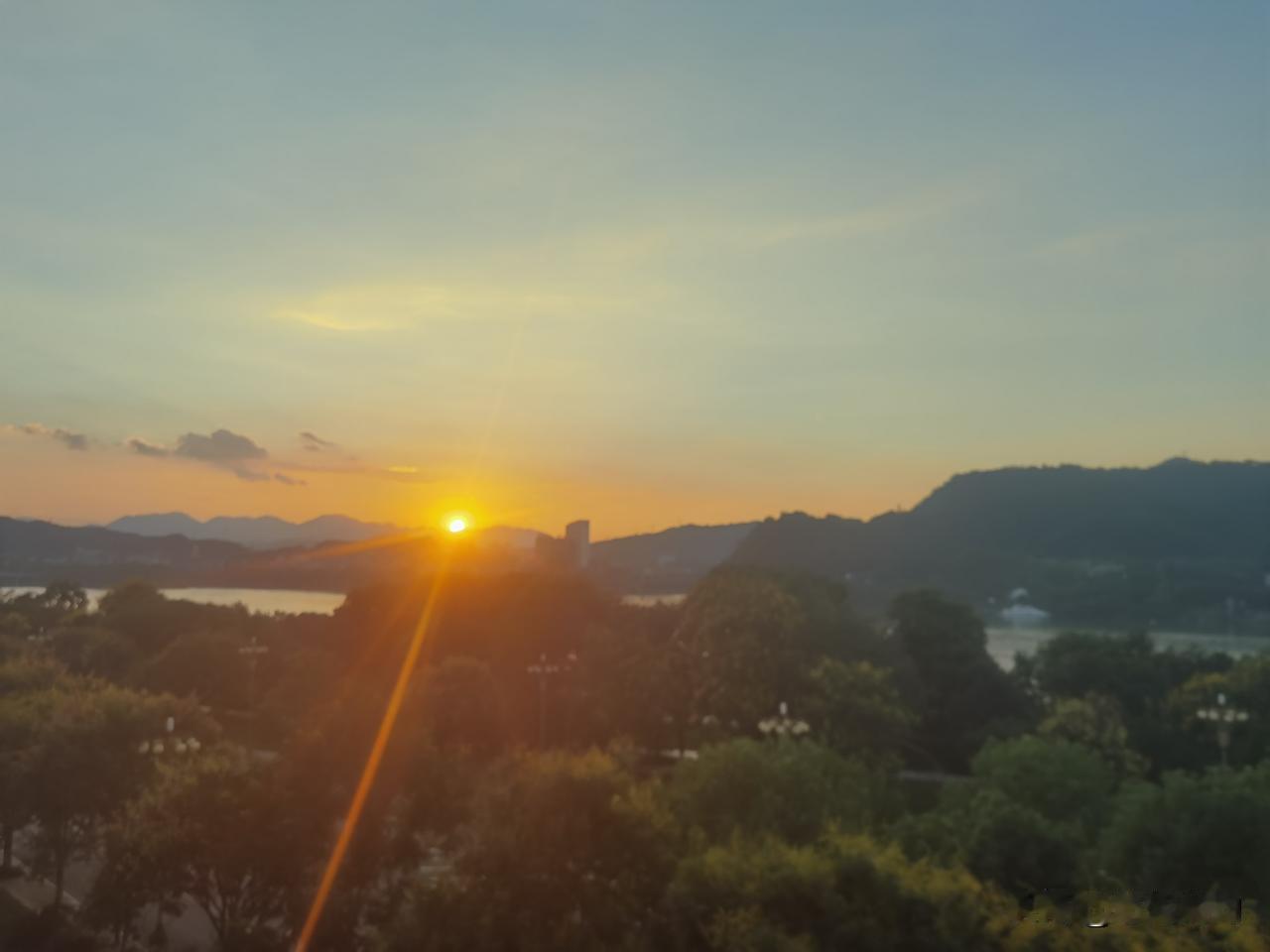 落日归山海，山海藏深意。