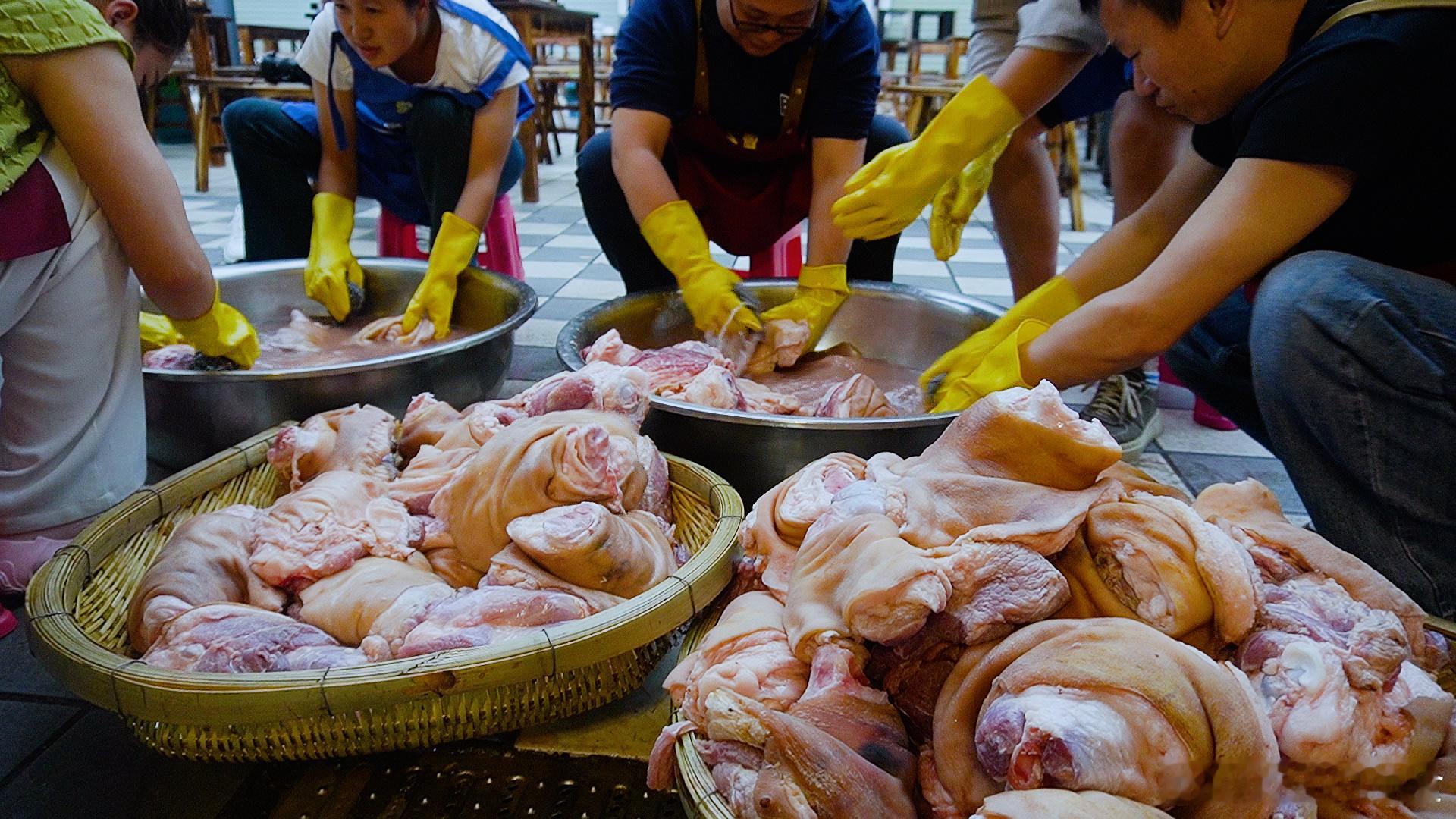 云南四季如春，美食更是不计其数，单米线就有几十种做法，尤其以猪脚米线闻名，在昆明