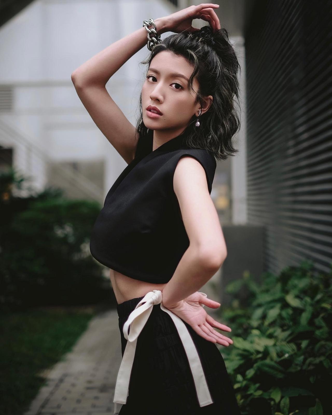 目前在香港TVB女演员里面，她的颜值能排到前三名，她现在是TVB一线花旦，大部分