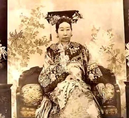 慈禧太后有个亲弟弟，名叫桂祥，他经常把慈禧的赏赐拿去当铺，换成现金去抽大烟！慈禧