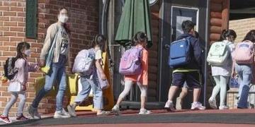 首尔小学生十年首次净流入834人，可19个区还在"失血"，学区壁垒才是真相
根据