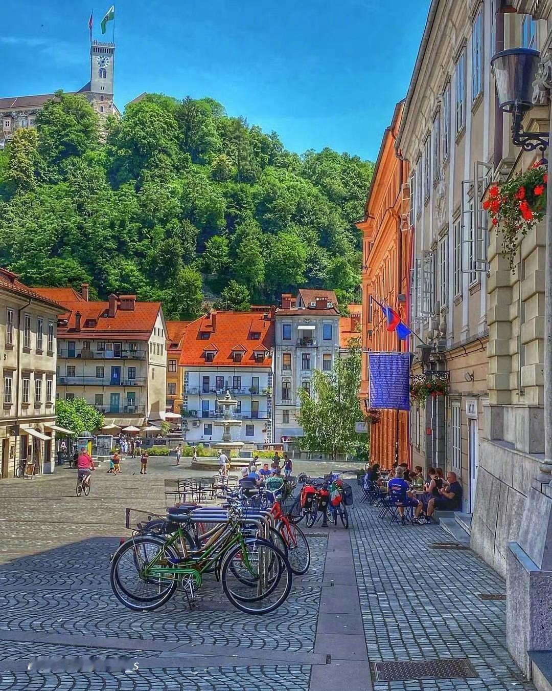 【这里是斯洛文尼亚】斯洛文尼亚首都卢布尔雅那有着“龙城”的美称。相传，古希腊亚哥