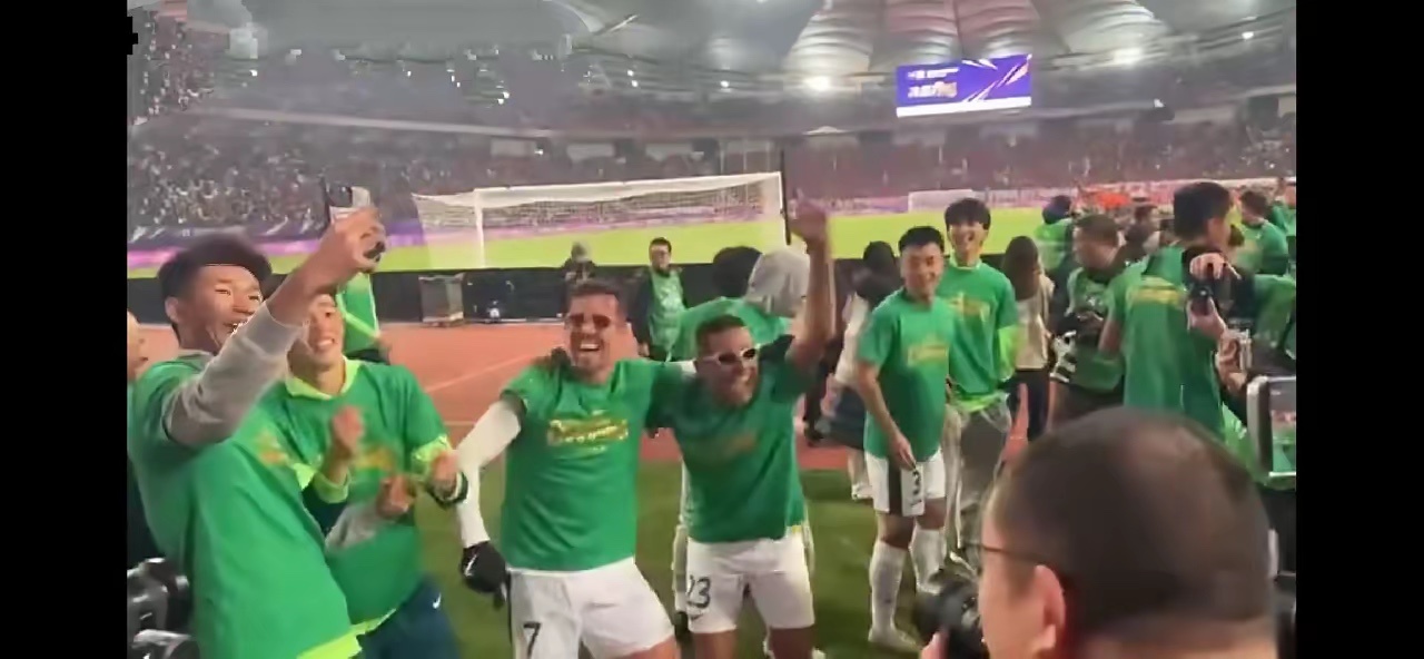 全国球迷终于可以大声的喊：国安是冠军－足协杯冠军！明年初再和海港争超级杯，真提士