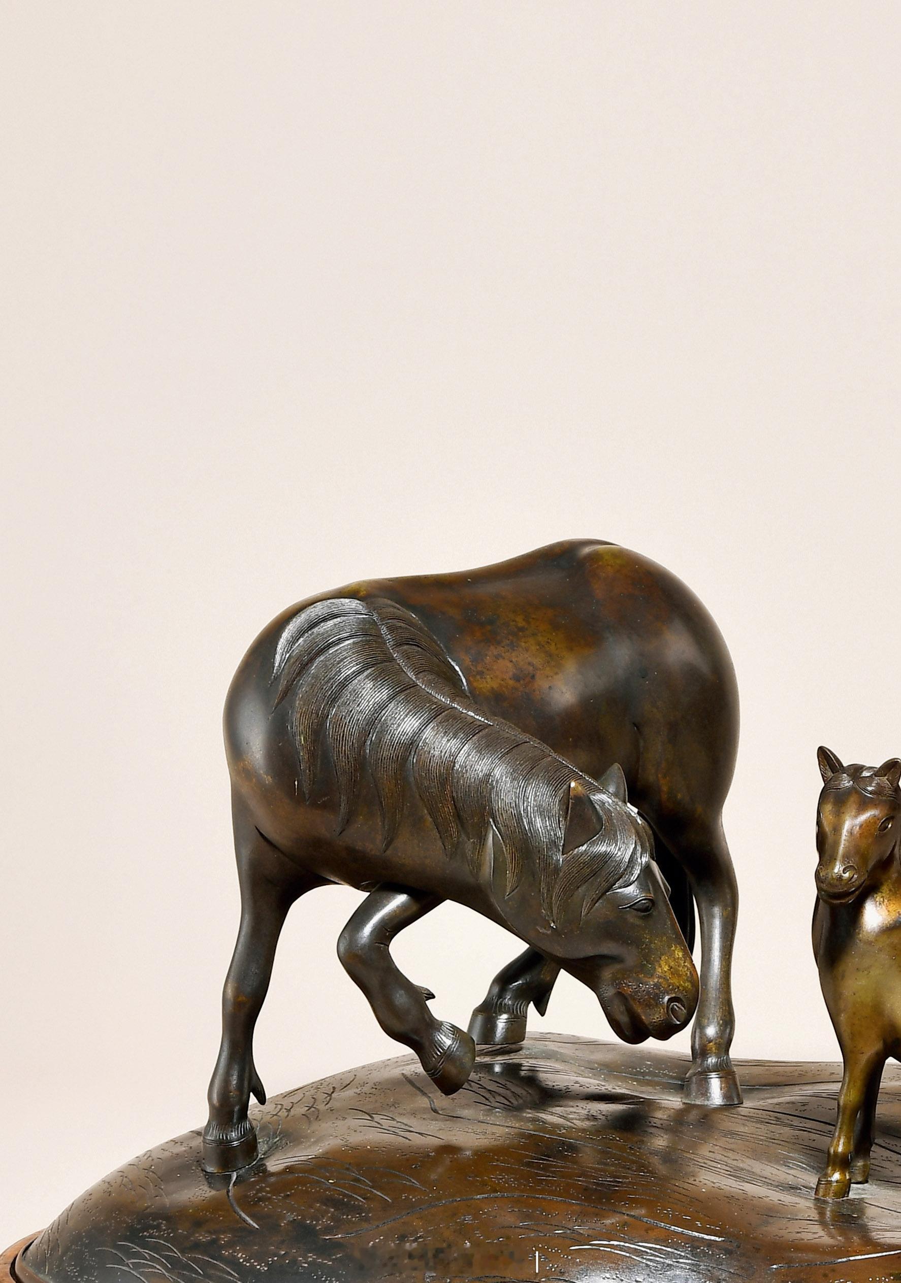 清乾隆 铜马摆件（带座）摆件为三匹马，均铜质，以精铜熔铸模范錾刻而成。均立姿。两