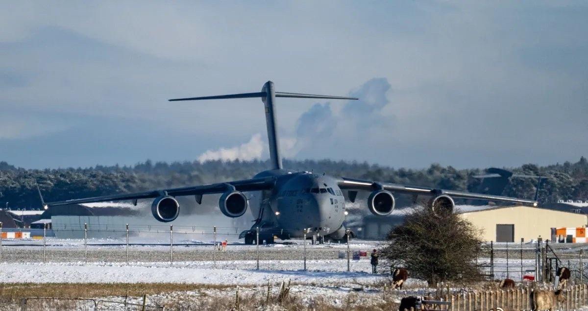 美国一支重型军事飞机编队在英国降落

    欧洲媒体报道：自周六以来，美军至少