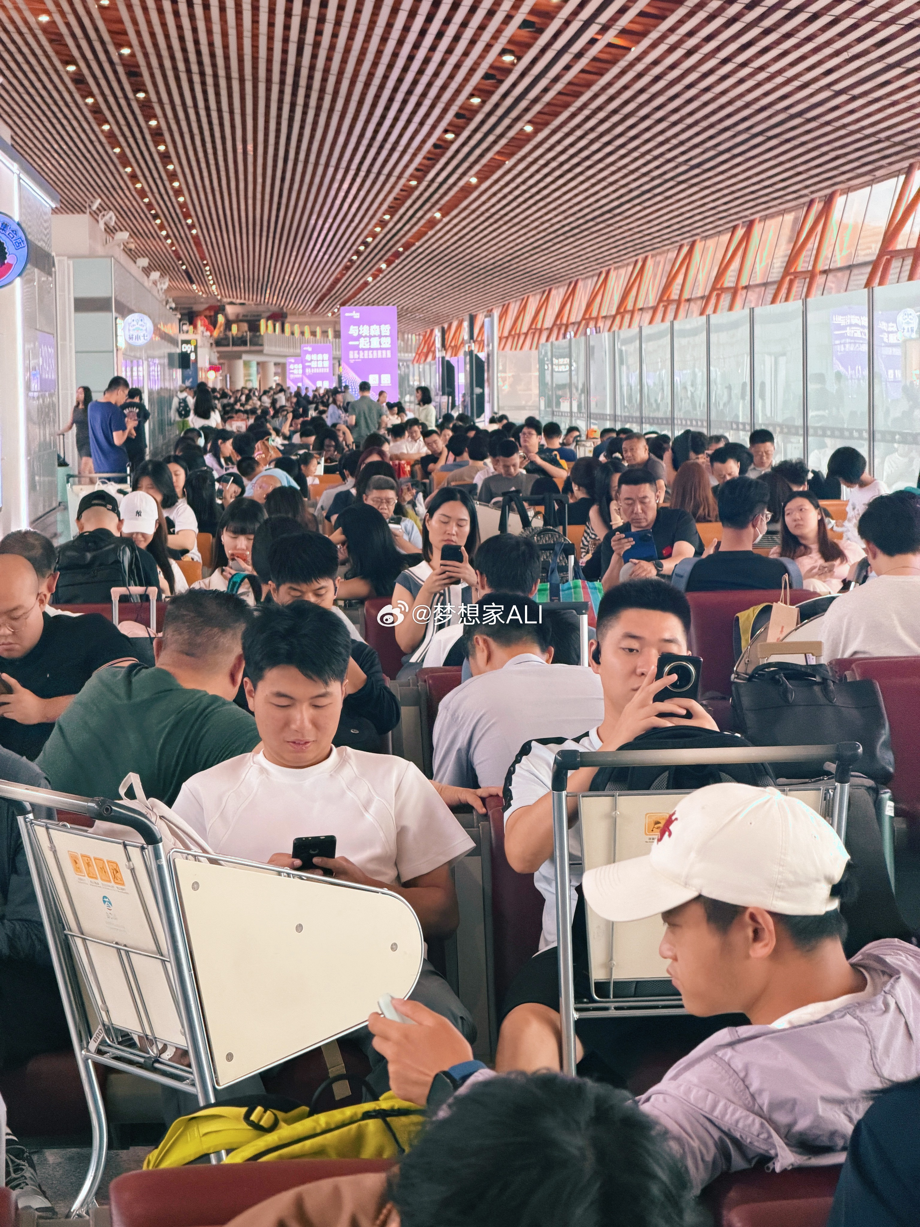 不敢起身，没座了 ～赶上春运了✈️北京大雨，话说啥时候能飞😂 北京大雨 北京·