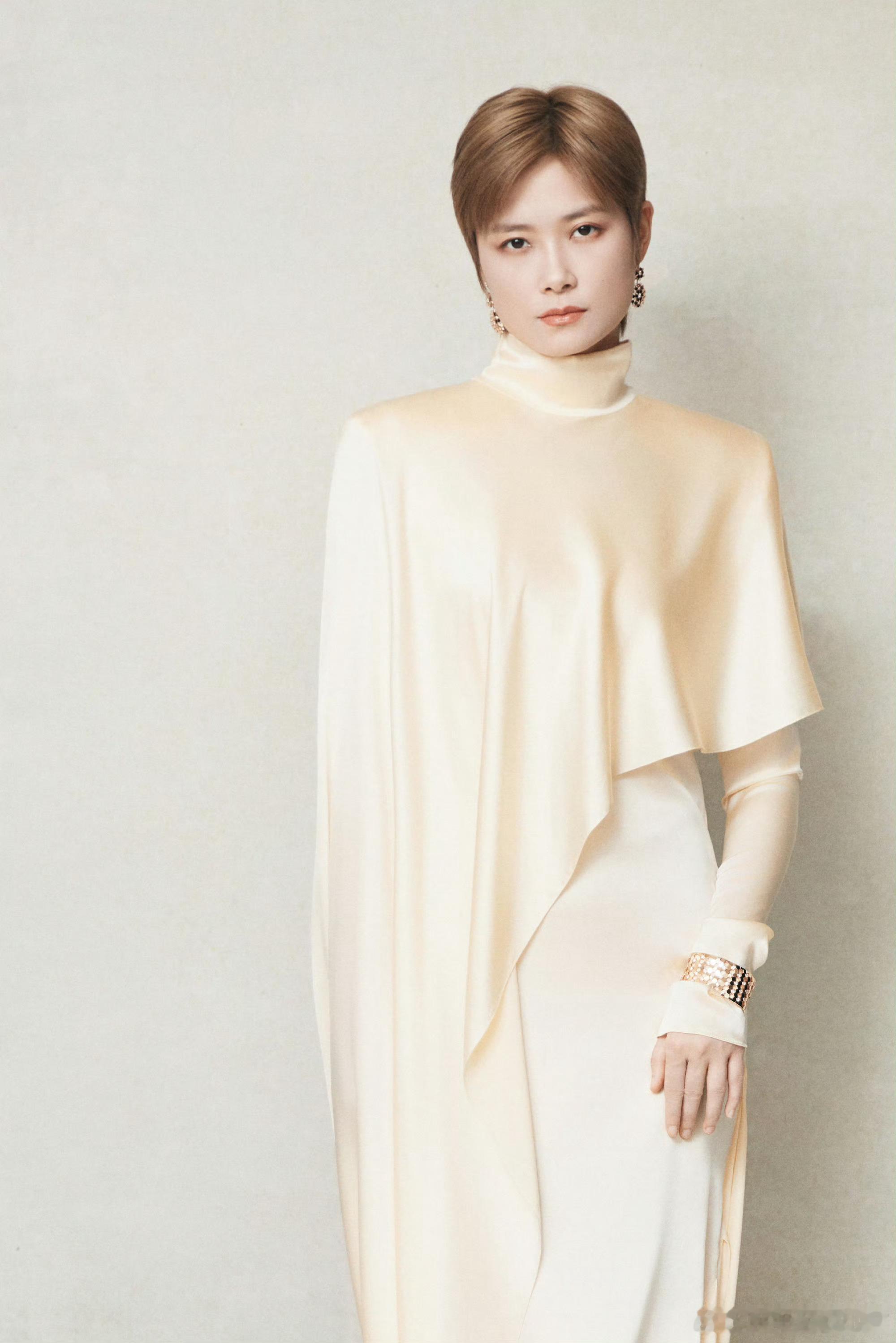 叶童李宇春谈彼此共同点李宇春就这么萌萌地学叶童颁奖台上温柔对话，从容大方格局尽显