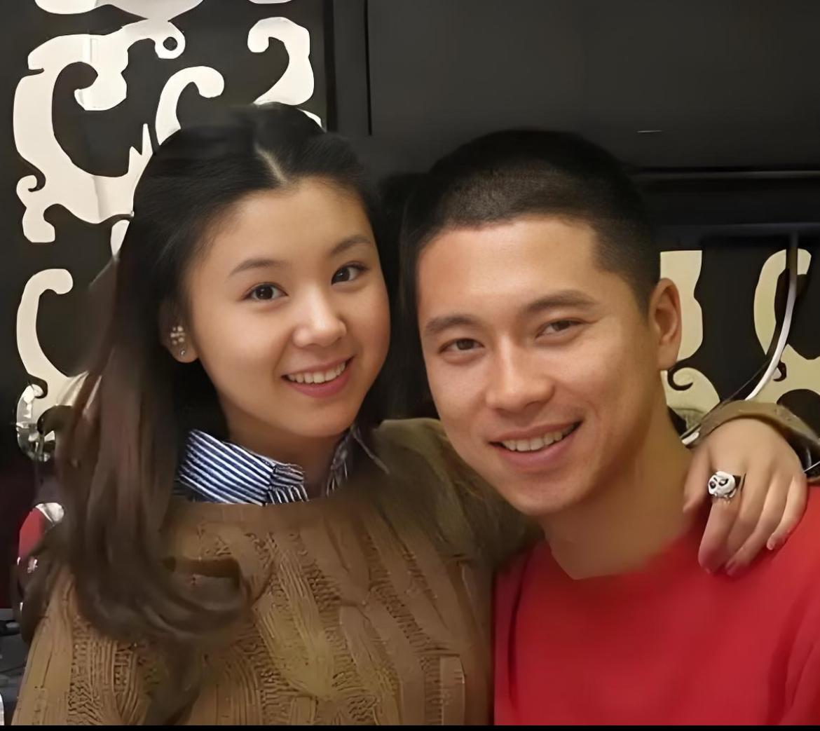 明星夫妻王雷和李小萌在娱乐圈低调得像普通人。王雷去剧组骑共享单车，李小萌半隐退在