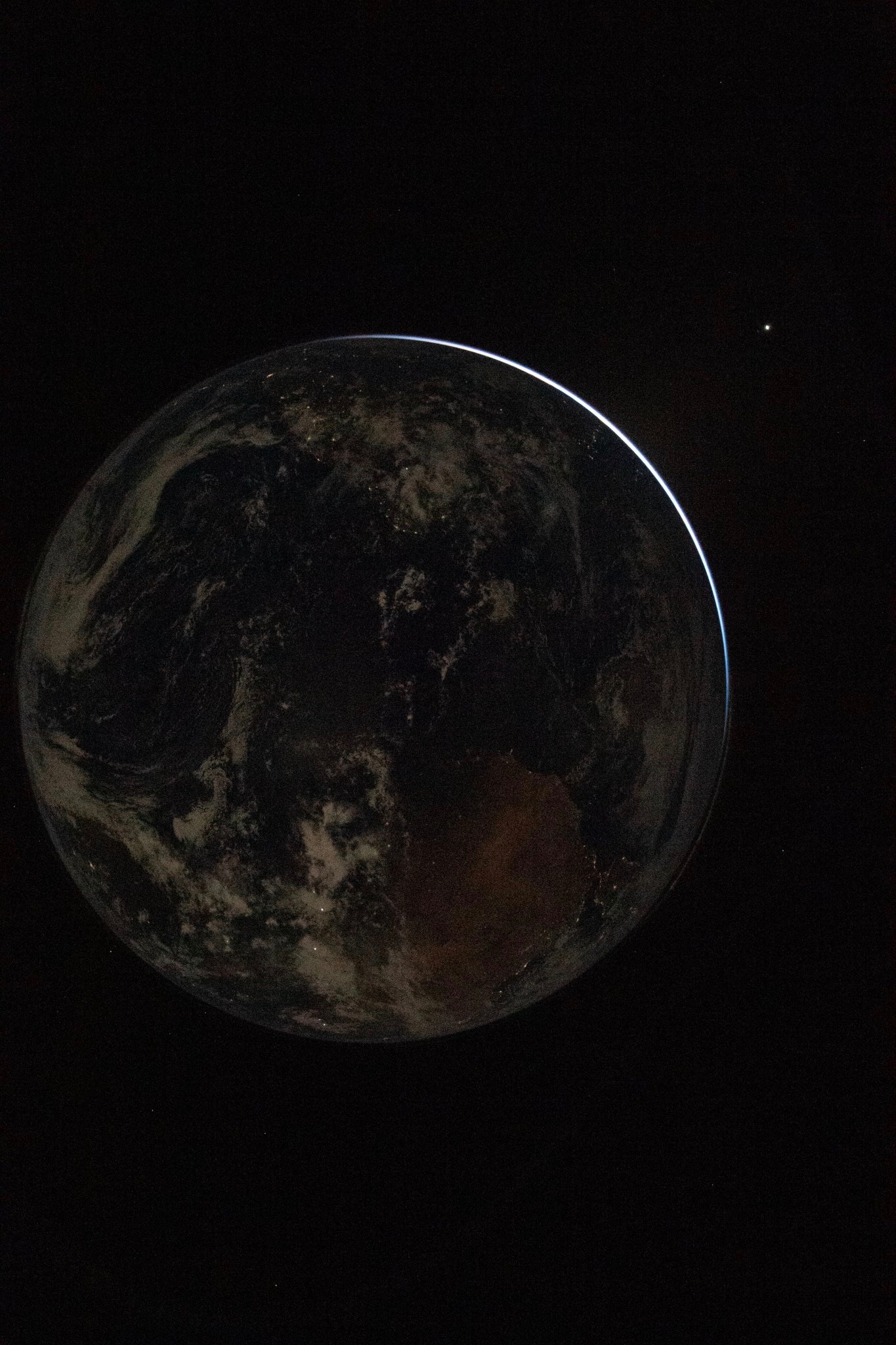 此时此刻，三个美国人一个加拿大人的乘坐的阿尔忒弥斯II飞船已经飞过一半路程！¹ 