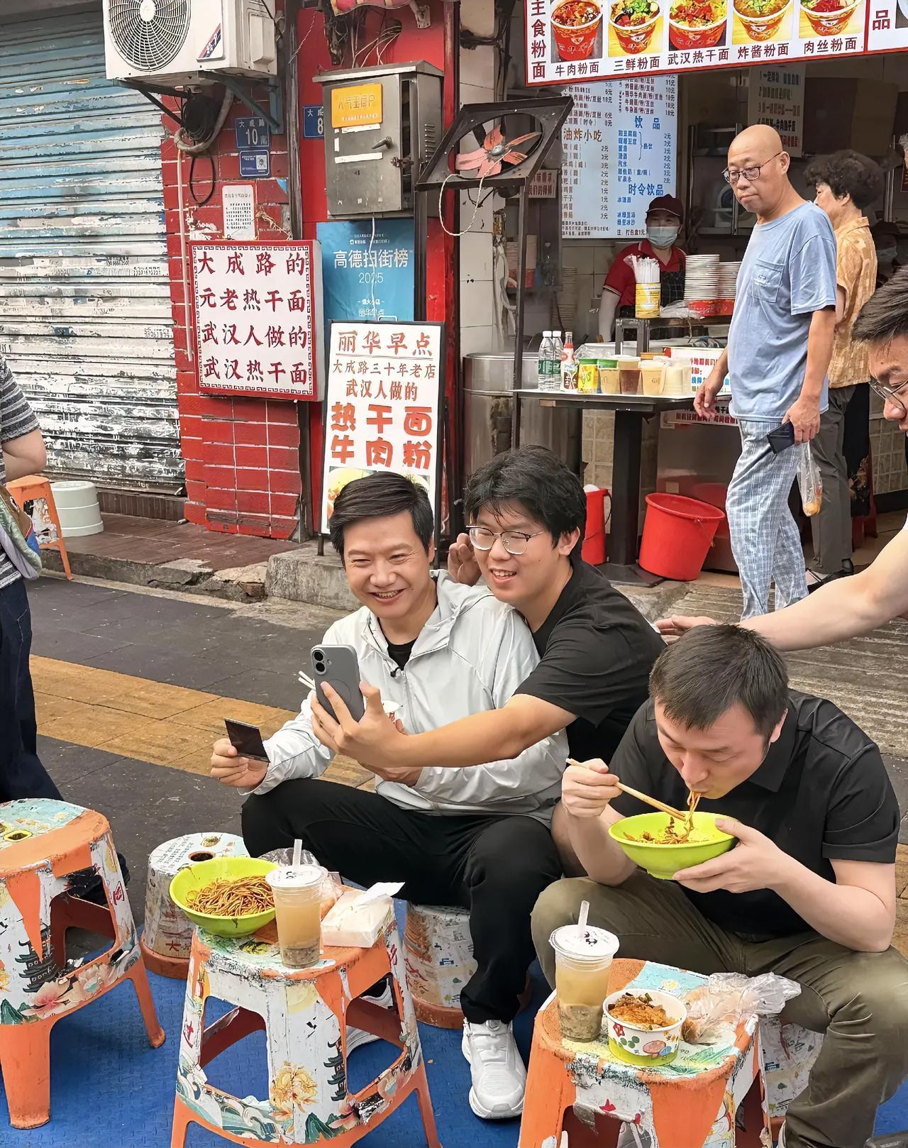 雷军在武汉吃热干面被围拍这事，看似是个意外的小插曲，实则反映了当下的一些现象。小