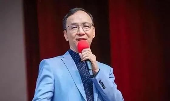 不少人让他辞职，他是这样说的：我可以一走了之，毫无眷恋，但是我听到更大的声音，要