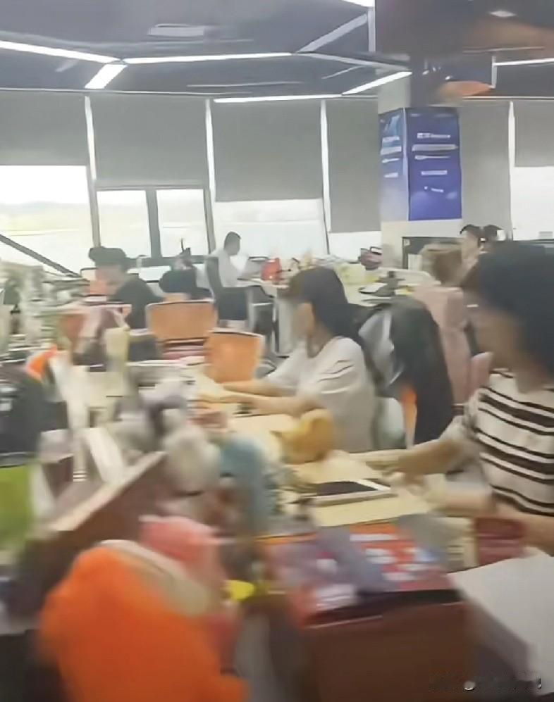 hr总监面试一个行政，一个问题把候选人给问激了。我来还原一下当时的大概场景，大家