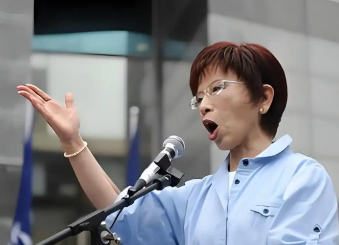 洪秀柱当面问：和平不谈统一，那和平给谁看？
 
郑丽文低头不接话，台下掌声稀稀拉