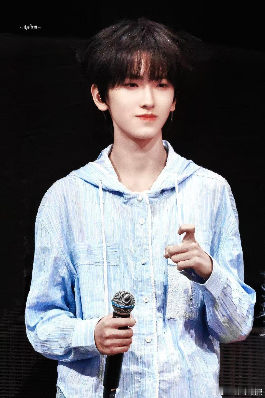 左奇函清冷学长氛围感左奇函清爽少年气 颜值气质双双在线，清冷感高级有格调，少年清