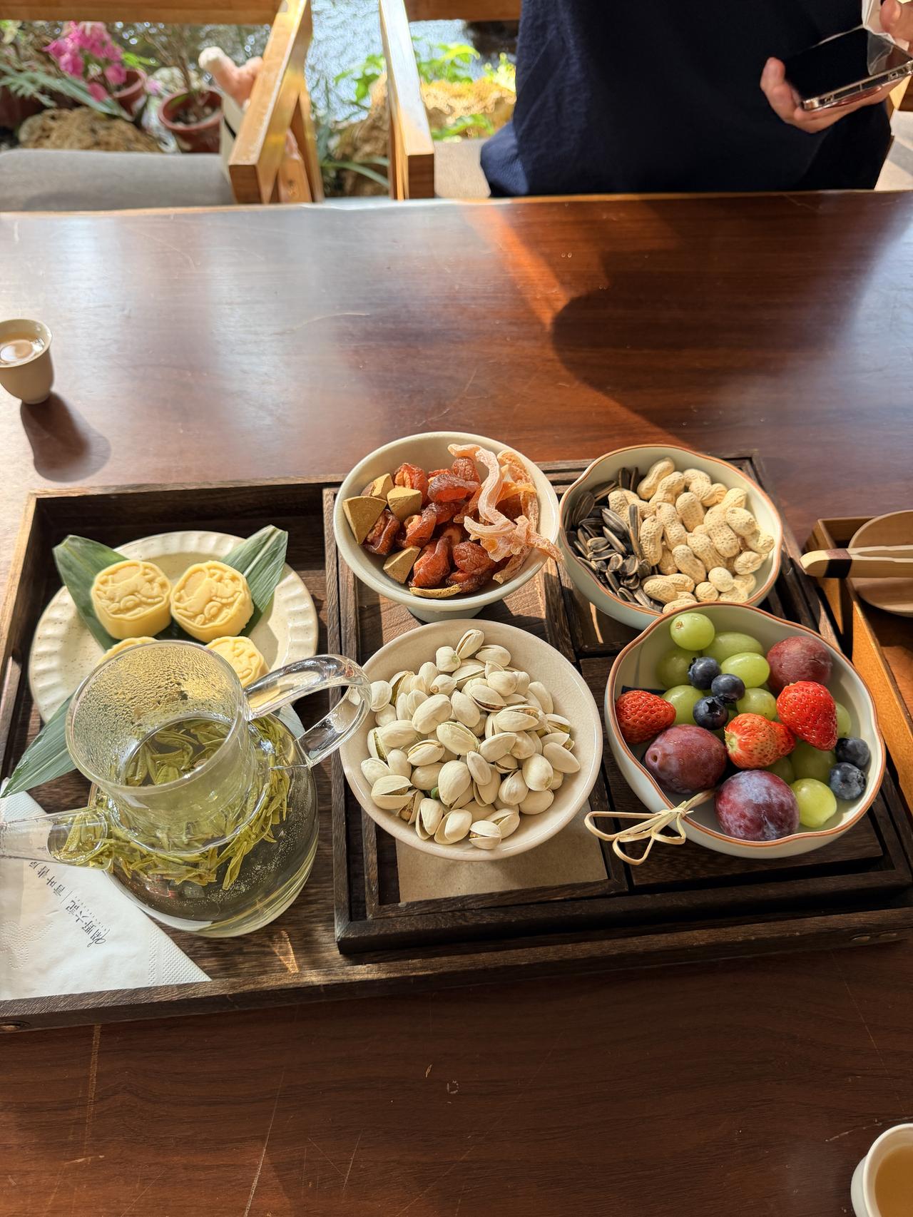 明天开盘，讲两句：
大盘风险并没有释放完毕，看看到哪一天是放量的大绿棒，才是进场