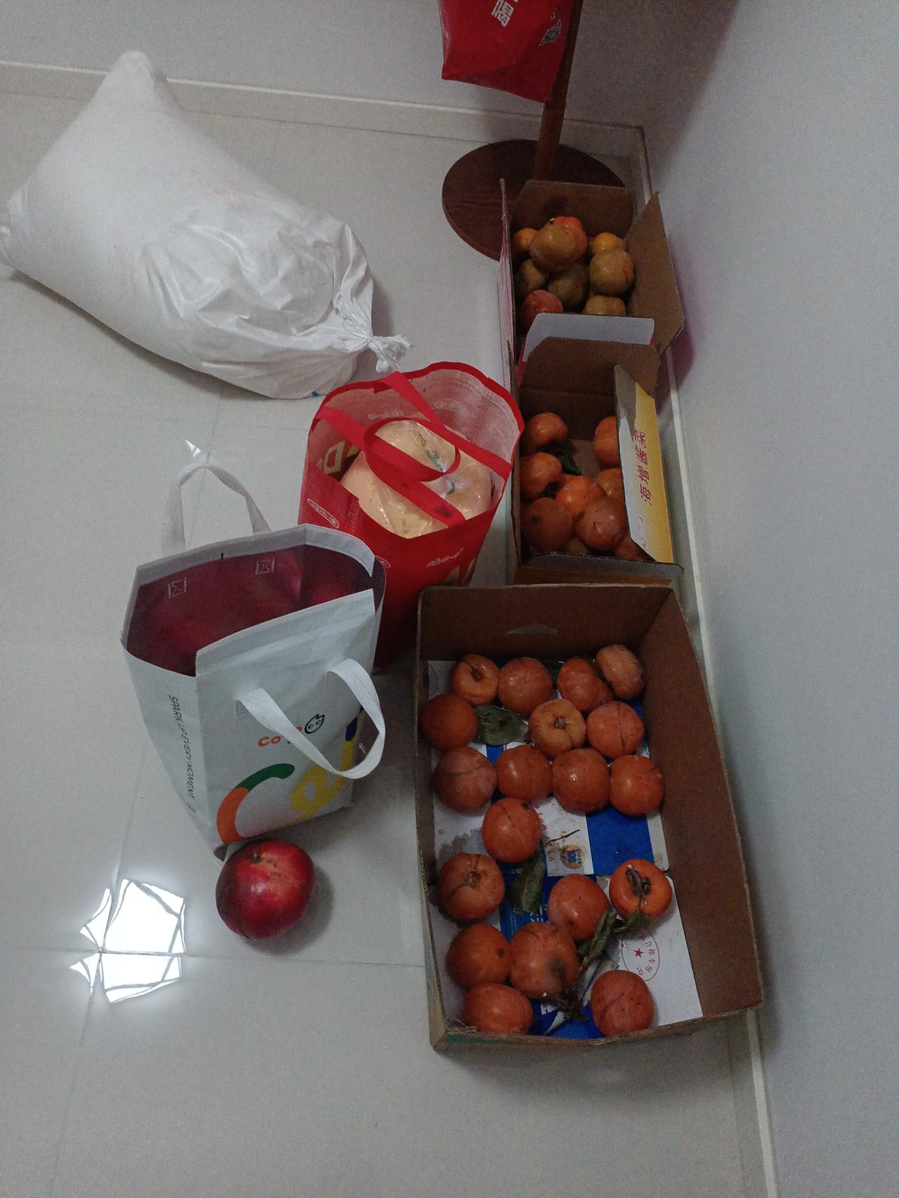 弟弟今天特意来看我，给我送点吃的。
     他今天特意没有去上班来看我，送来了