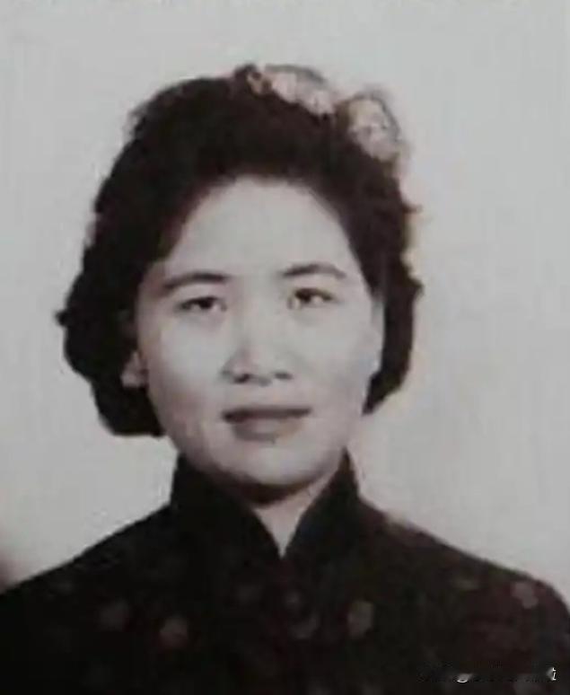 1975年，台湾首富的妻子杨娇，因受不了丈夫出轨，毅然放弃豪门生活，带着3000