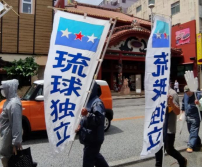 美国把“提丰”导弹系统搬到岛上，琉球人民再也按耐不住了！再次上街游行，宣导琉球独