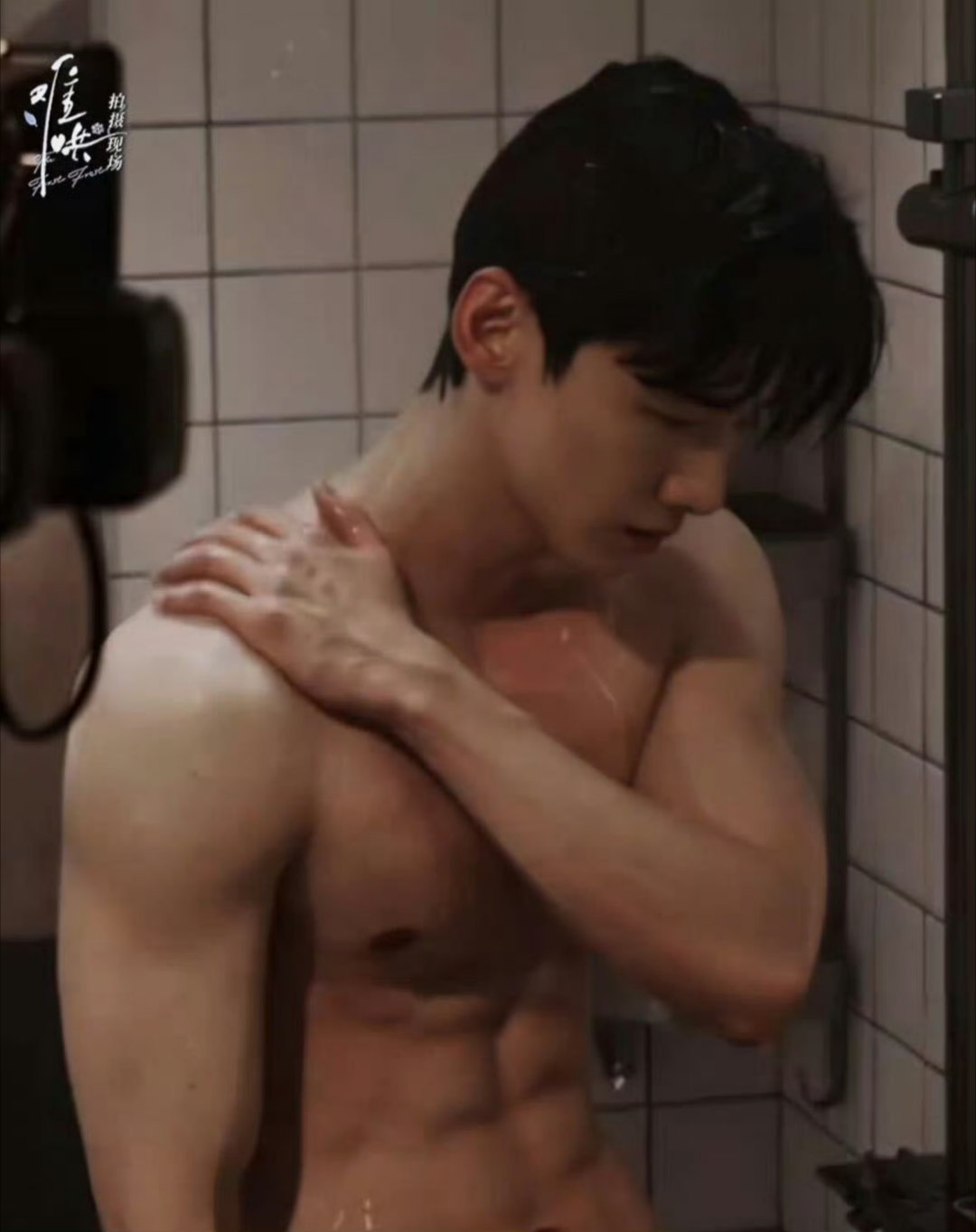 白敬亭身上痒就去洗澡说到洗澡，给大家看六毛珍藏已久白敬亭专属福利