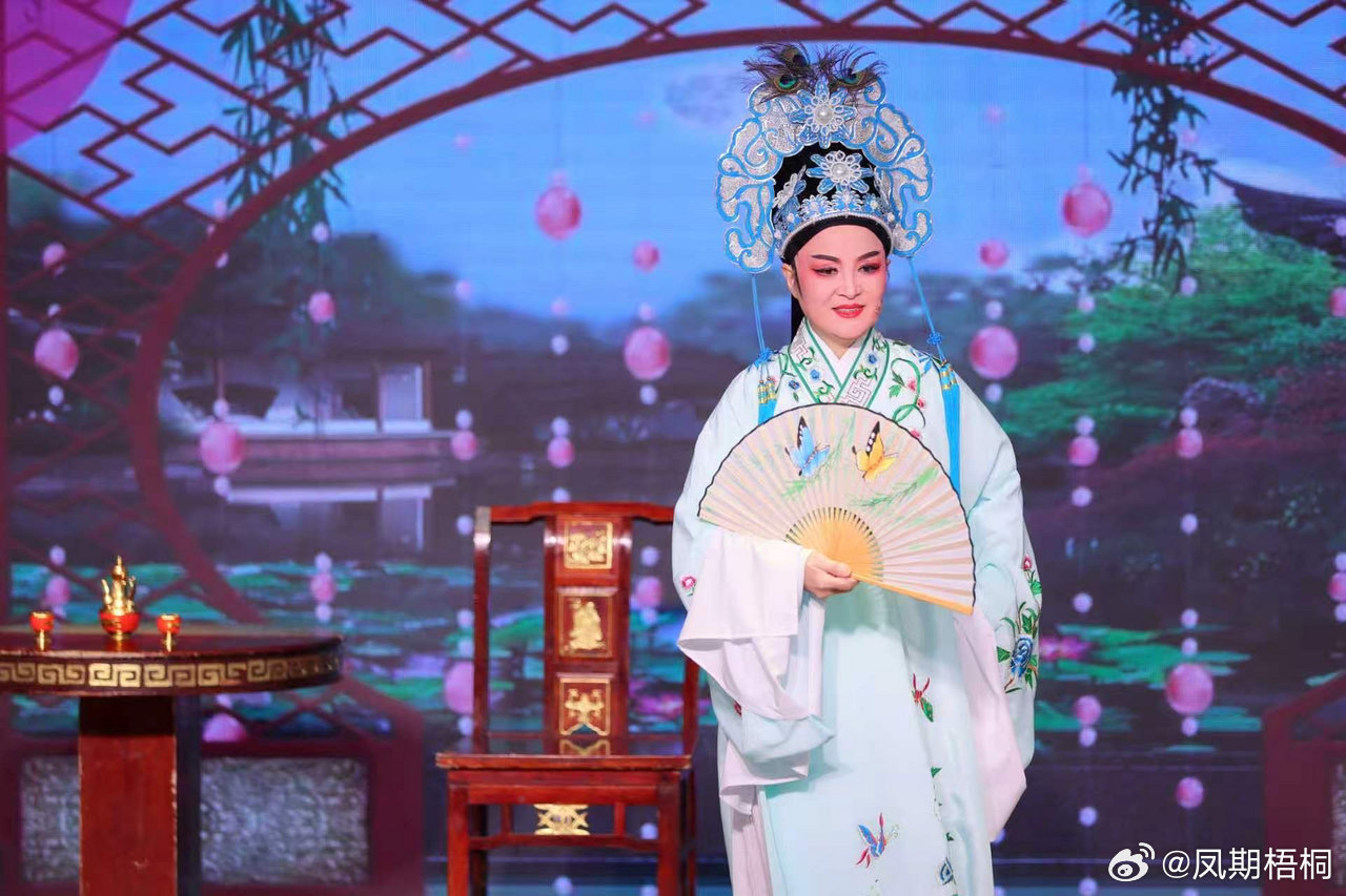 宁波退休阿姨重拾越剧送戏下乡 慈溪的施梦玲12岁被越剧深深吸引，受条件限制只能自