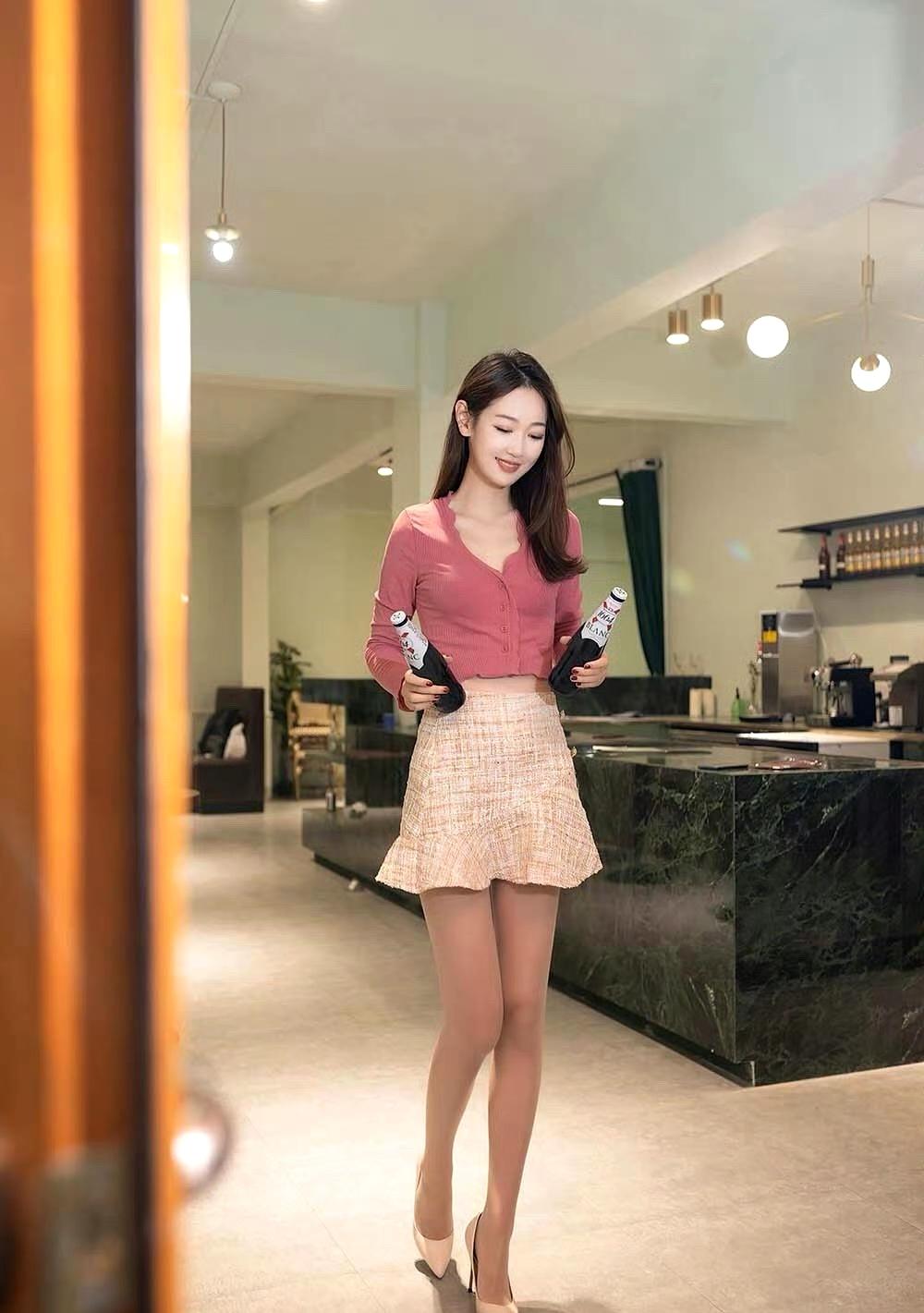 职业女性穿搭分享唐安琪这套穿搭将温柔与精致巧妙融合。莓粉色针织开衫，领口的波浪边