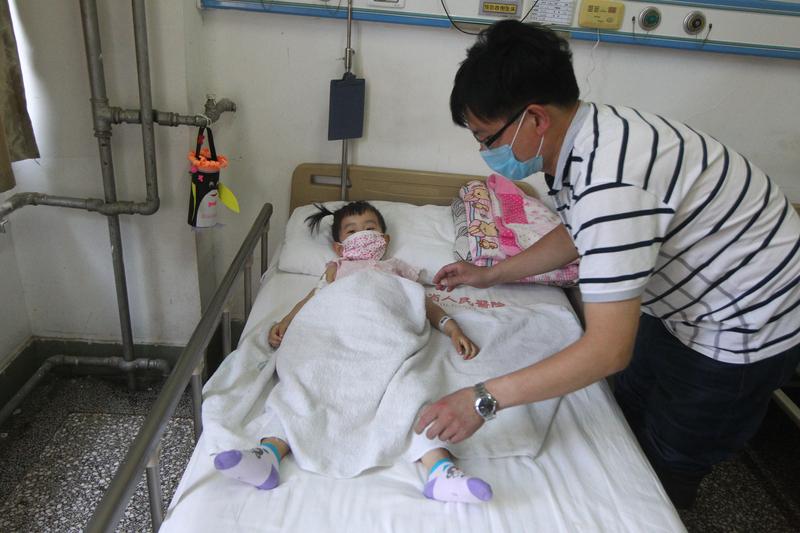 护理流感儿童时，有些错误可千万别犯。比如别盲目捂汗，很多家长觉得孩子一发烧，裹得