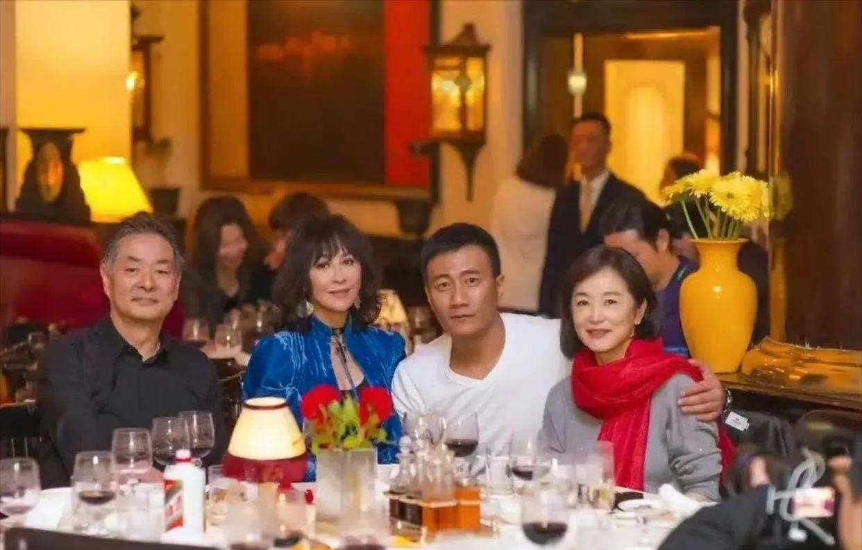 胡军的人脉太广了，儿子过生日，港台明星体育明星纷至沓来庆贺，刘嘉玲争当孩子干妈，