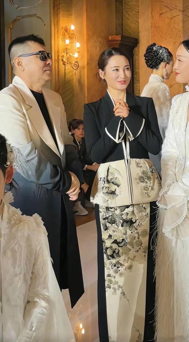 蒋勤勤的颜值一直很能打，年轻时期更是惊艳动人，五官端正、骨相优越，妥妥的国色天香