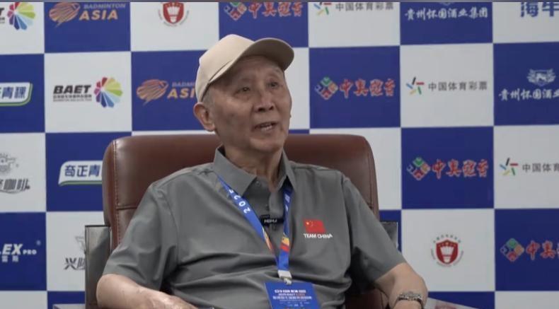侯加昌祖籍广东梅县，1942年生于印尼三宝垄，年少时就练就精湛羽毛球技术，印尼俱