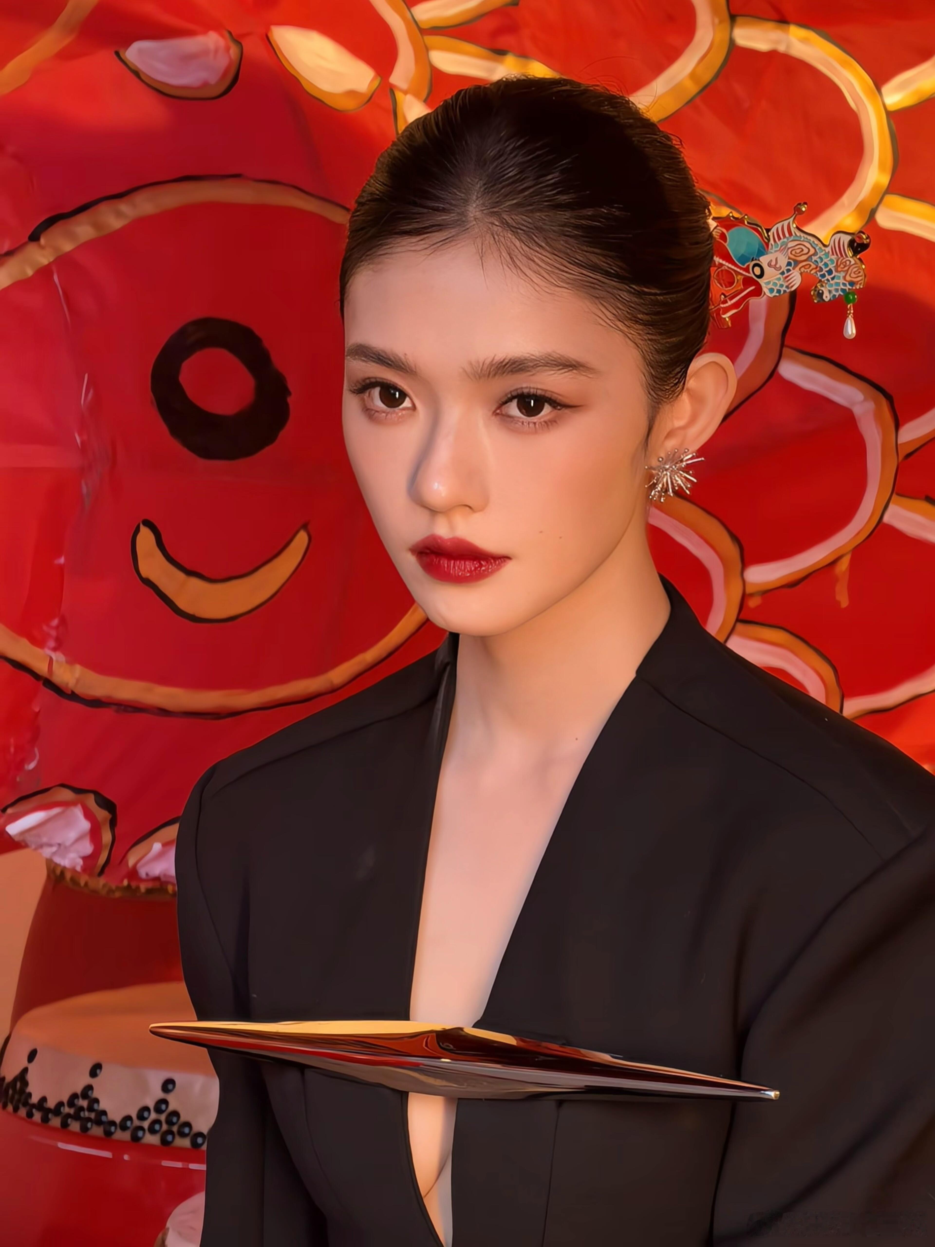 林允水墨画中走出的美人林允撑伞神图有了 请问这个妆为什么能如此服帖…太完美的一张