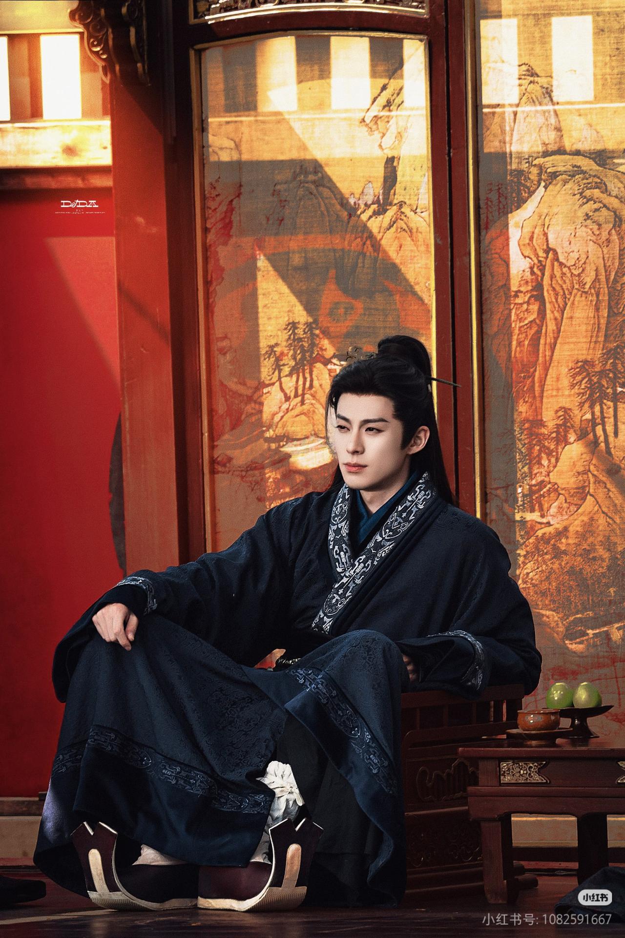 谢景行可不是鲜衣怒马少年郎，他是政治家，军事家，大梁国复辟登基的帝王，俊美异常。