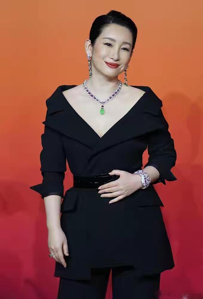 秦海璐，每月给婆婆转一笔“五位数”生活费，坚持了11年。 转账时，她总要加一句：