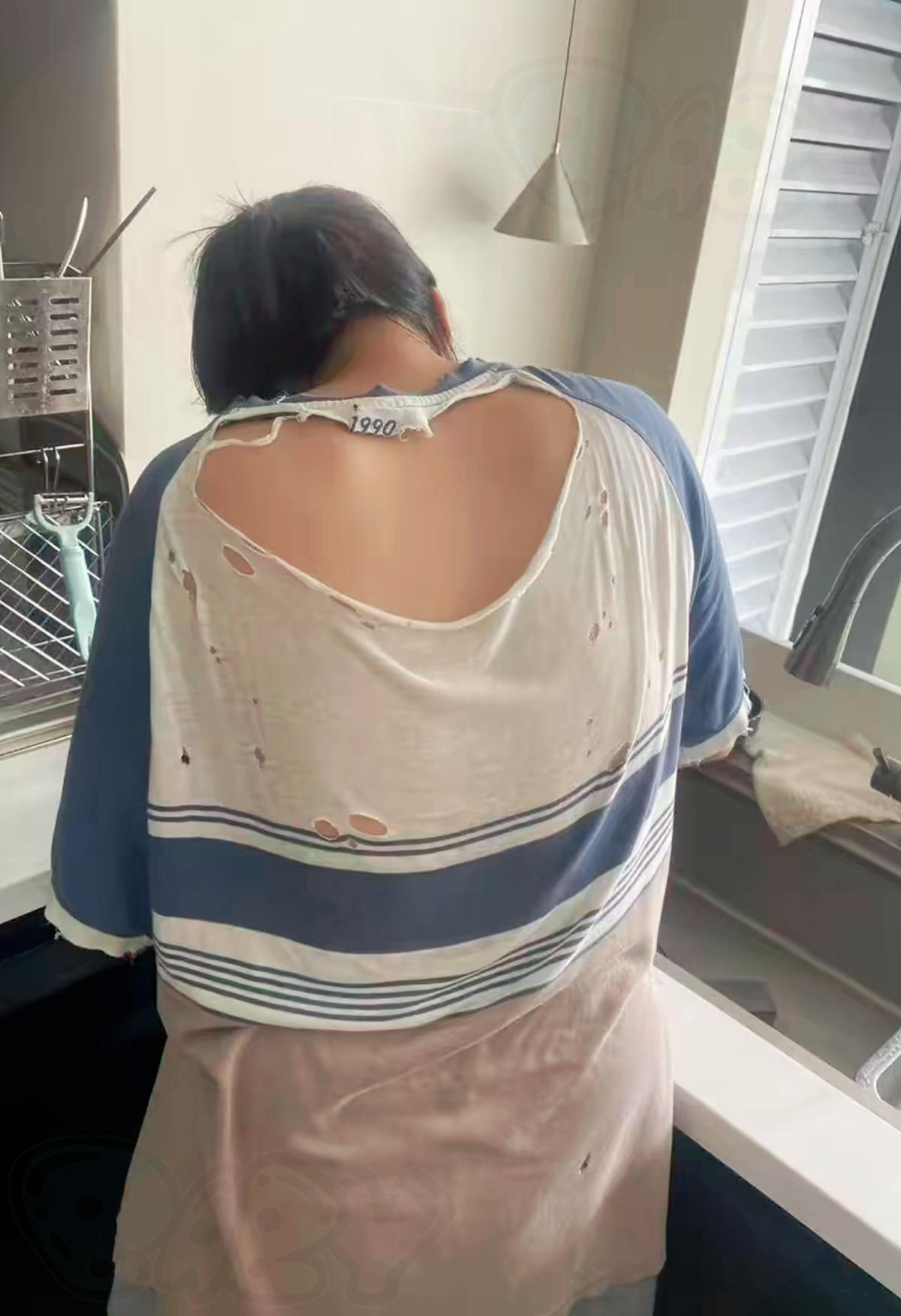 婆婆看见儿媳破洞露背的T恤，下意识觉得是日子拮据舍不得添置新衣，干脆直接转一千块