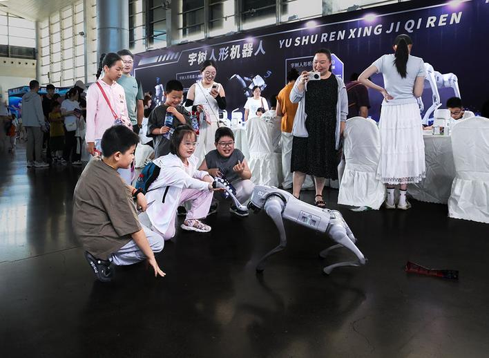 大美江苏一起拍 【机器人的大PARTY】会跳舞的机器狗、能写字的机械臂、靠“想”