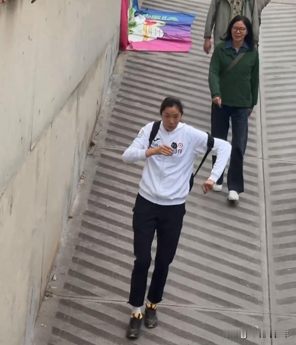 郎平亲临科内主场为朱婷助威，球队却在夺冠关键战1-3不敌米兰。桑塔雷利在1-2落