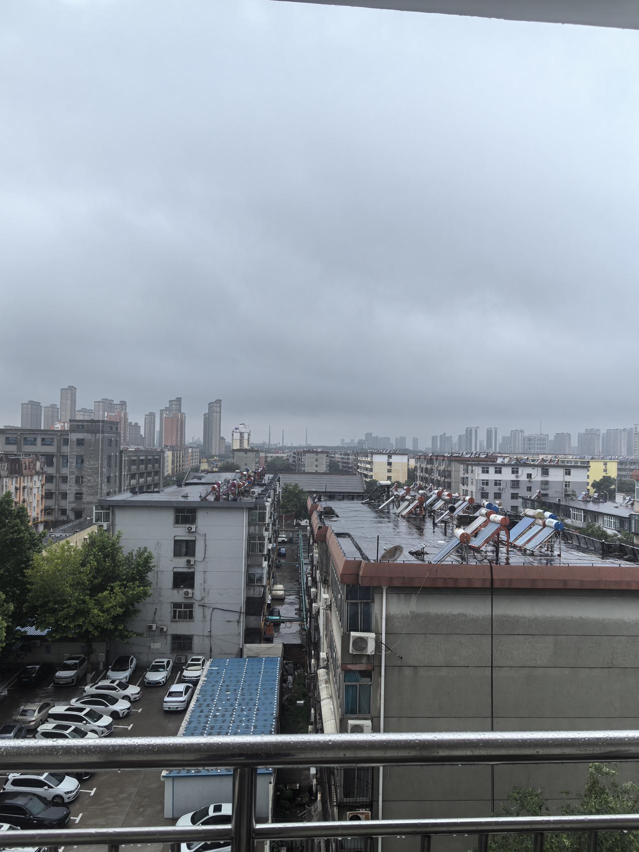 又下雨了，还是大雨🌧️。