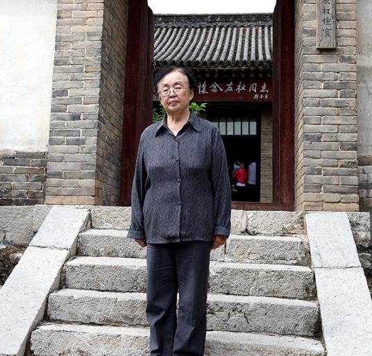 1960年的哈尔滨，一桩怪事在哈军工悄悄传开，一名二十岁的姑娘，径直冲进开国大将