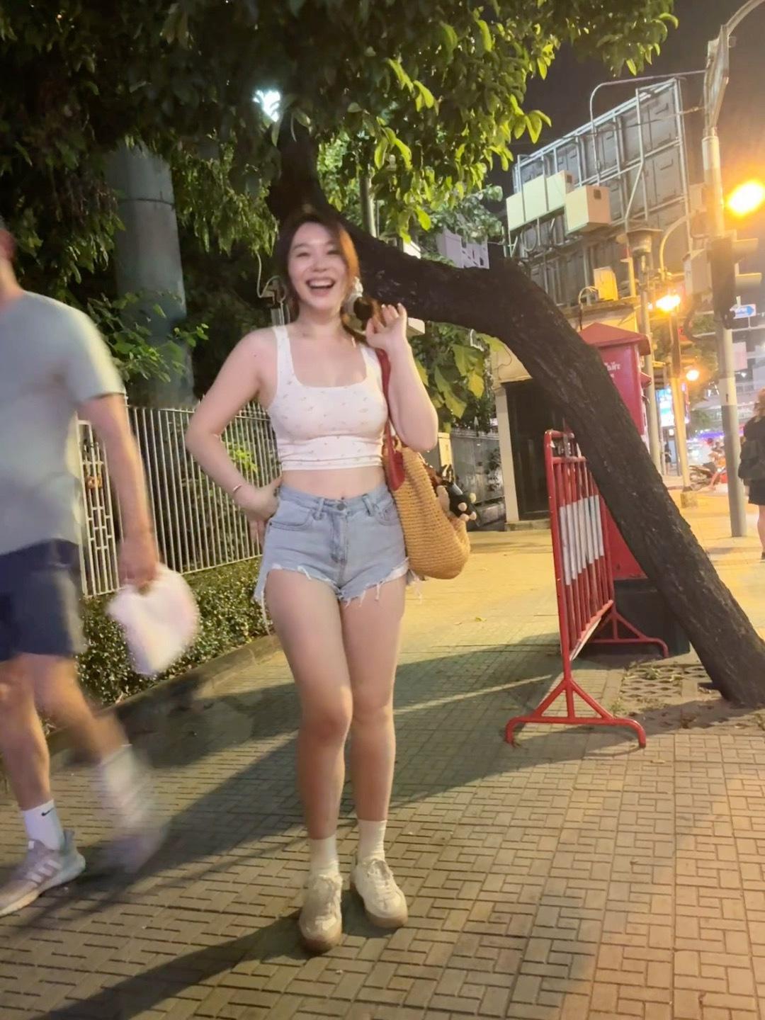泰兰德的夜晚，路人是真爱抢镜头啊 ​​​