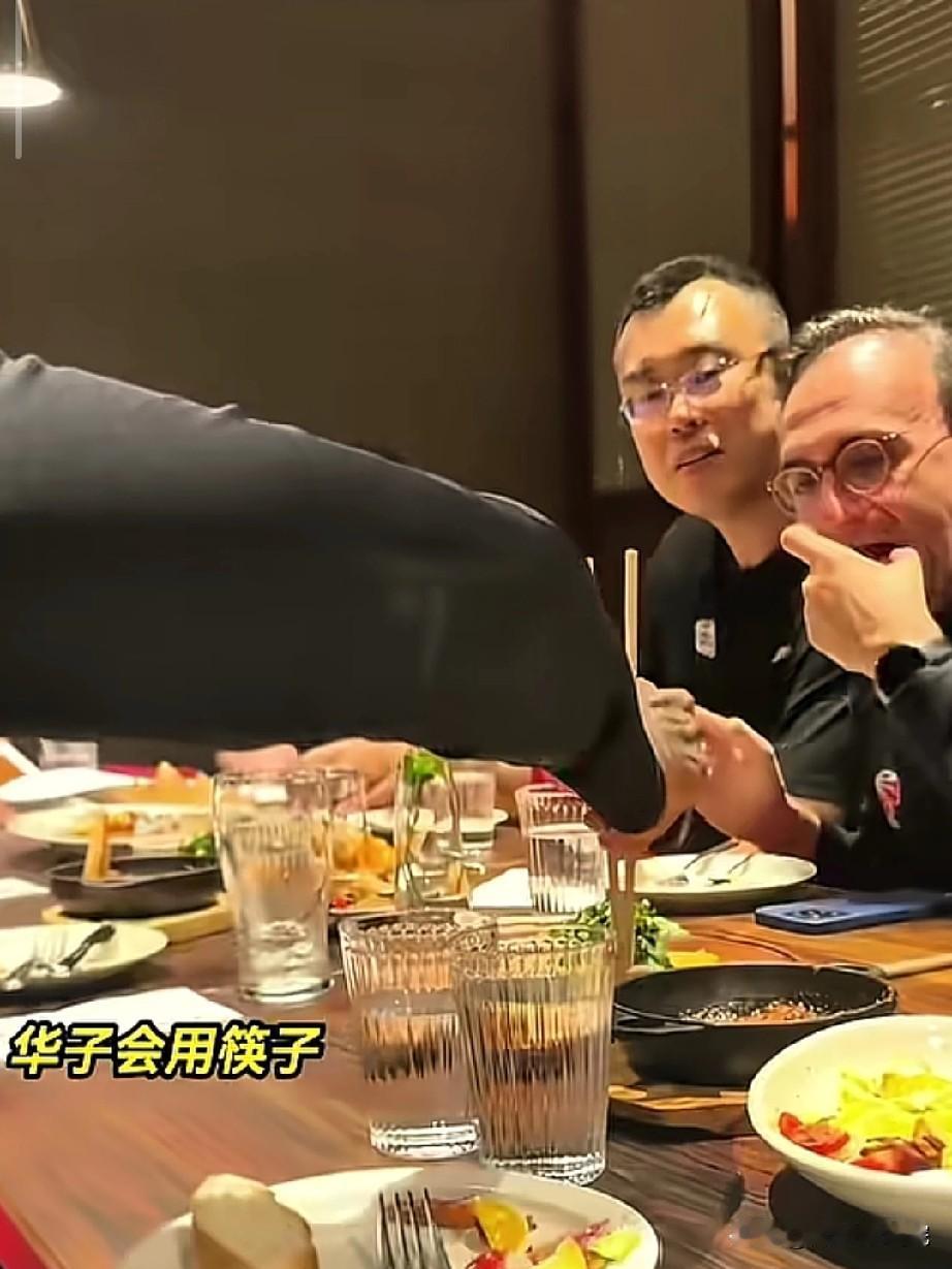 爱德华兹高兴坏了，接到妻子、签了合同、收到礼物！

这几天爱德华兹刚到沈阳确实给