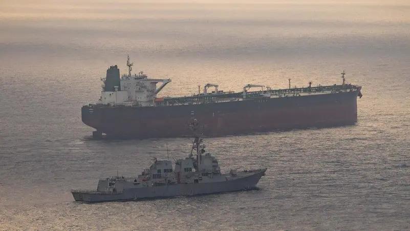 美国海上封锁压制伊朗石油出口，迫使原油转入浮式仓储。
航运数据及分析师表示，美国