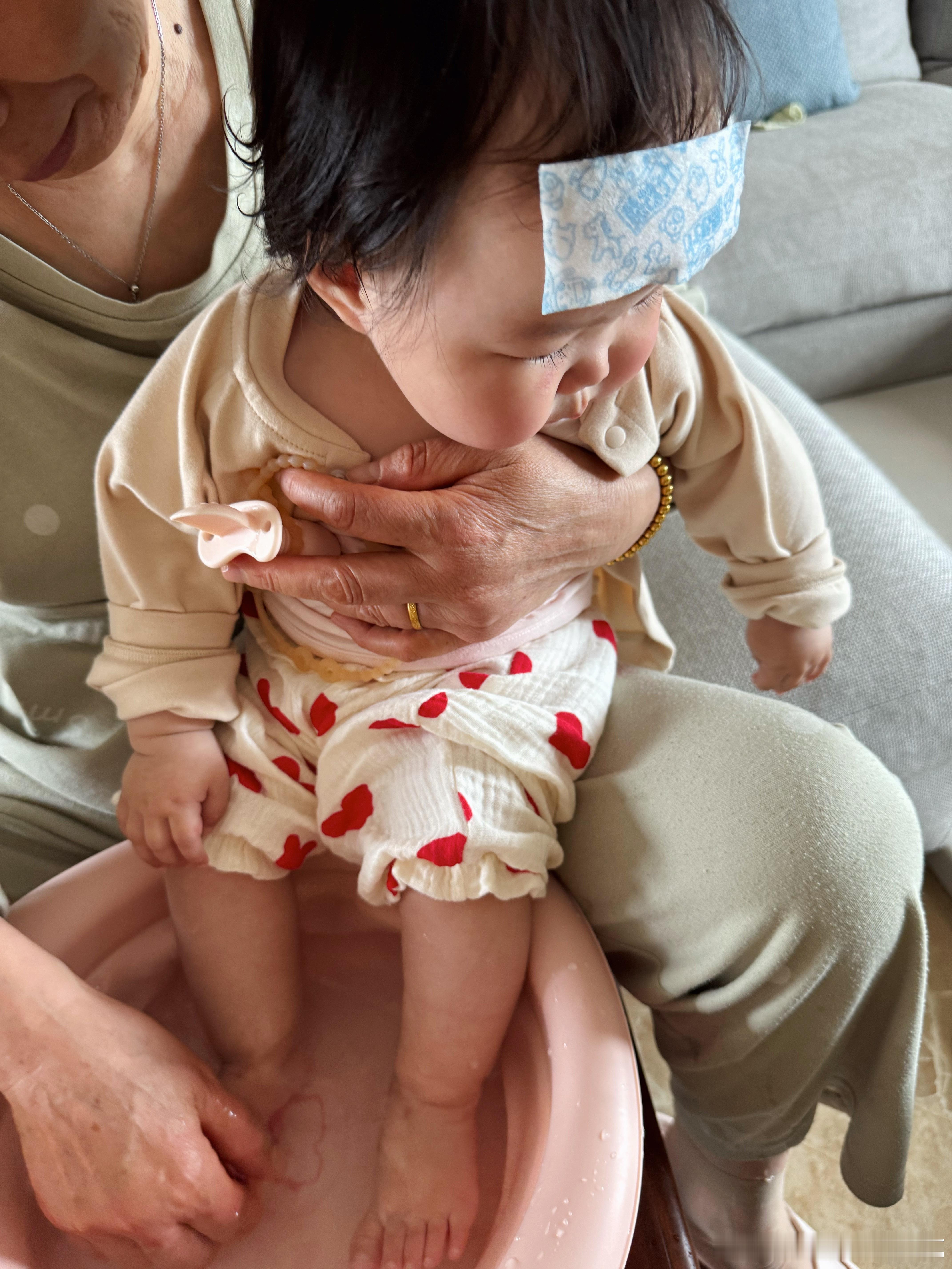 孩子第一次吃药温度38.4，美林吃了1.6ml今天体温一直在37.7-38.0之