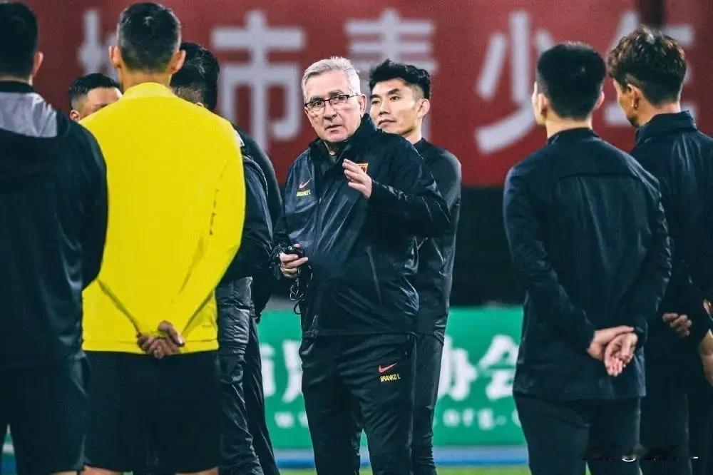 五人落选世预赛最终名单，李可:国足集训前请假，回归后又遭弃用，看来不单单是状态的