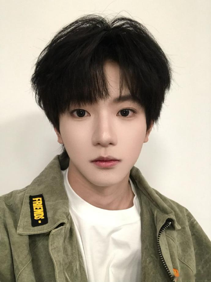 穆祉丞五宫格自拍照穆祉丞说onetap被穆祉丞的五宫格自拍帅晕了，每一张都能惊艳