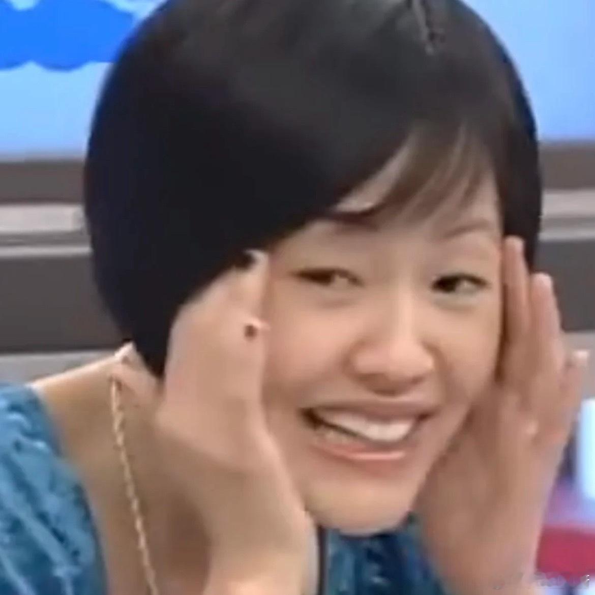 有个人的solo舞蹈，不说还以为是发牌员呢 ​​​
