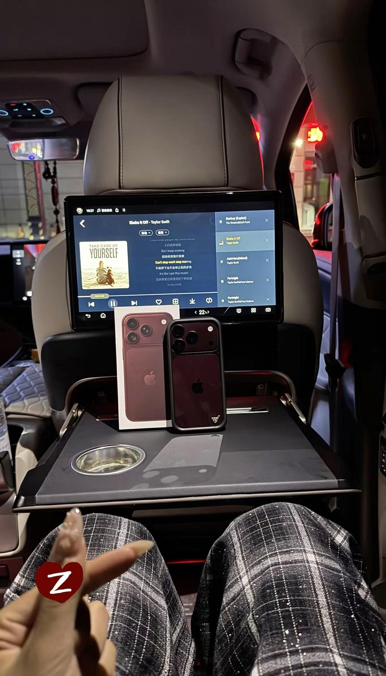 一菲 你当年的iPhone18我买了📱。苹果18 新手机 车内娱乐天花板 开心