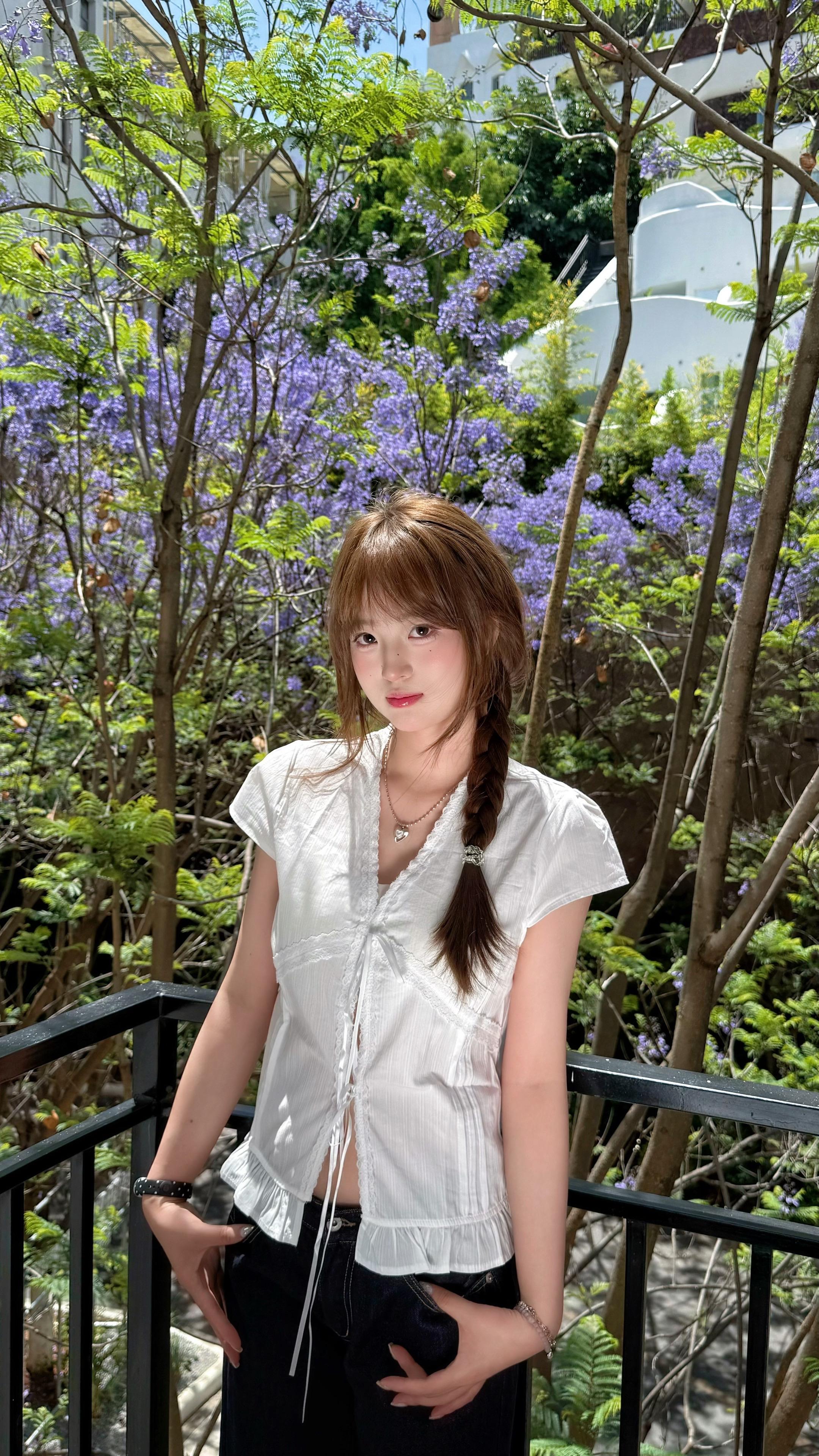 就算你有一道墙 我的爱会爬上窗台盛放。