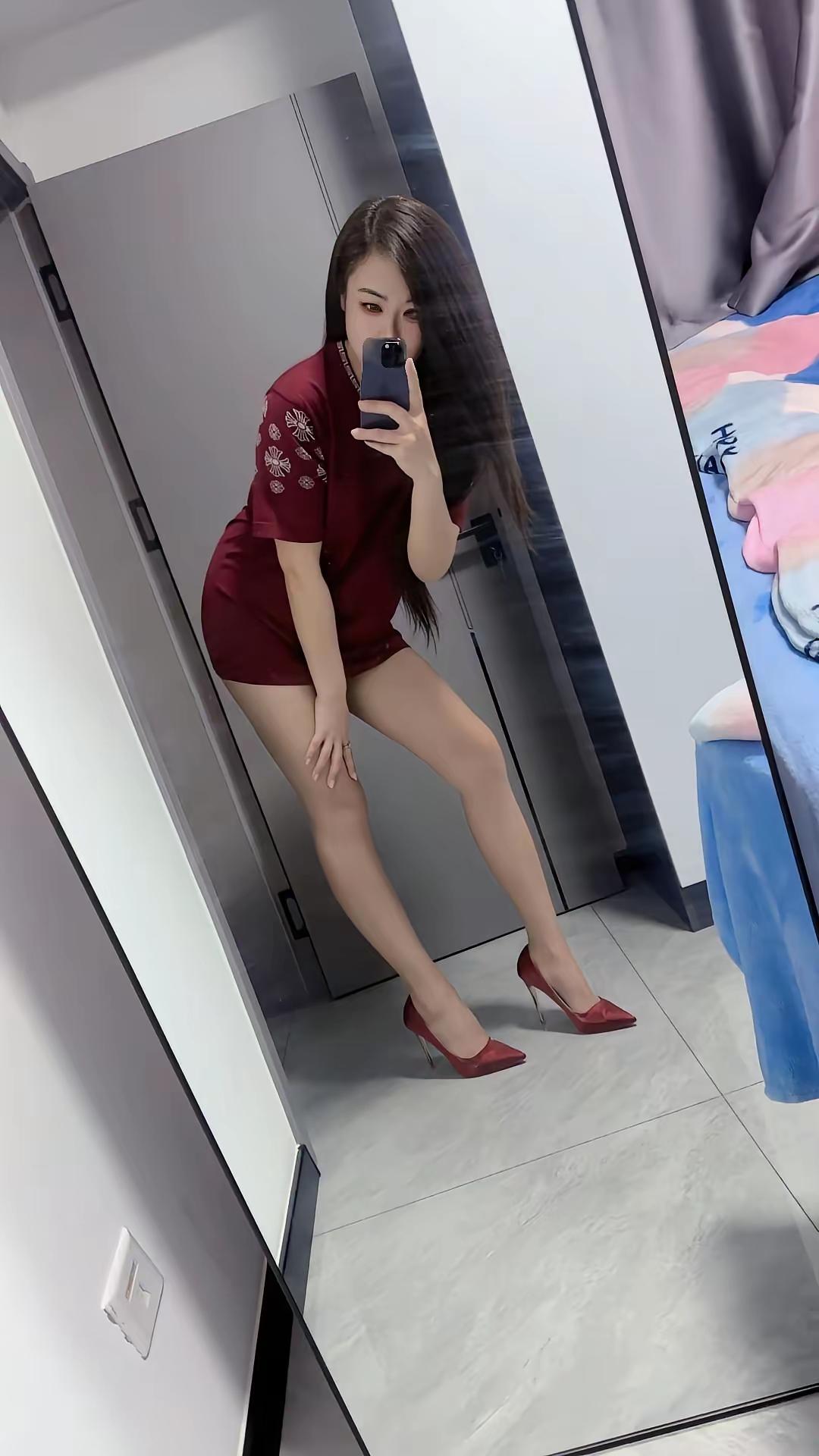 酒红色连衣裙搭配高跟鞋，优雅气质满分！👠💃