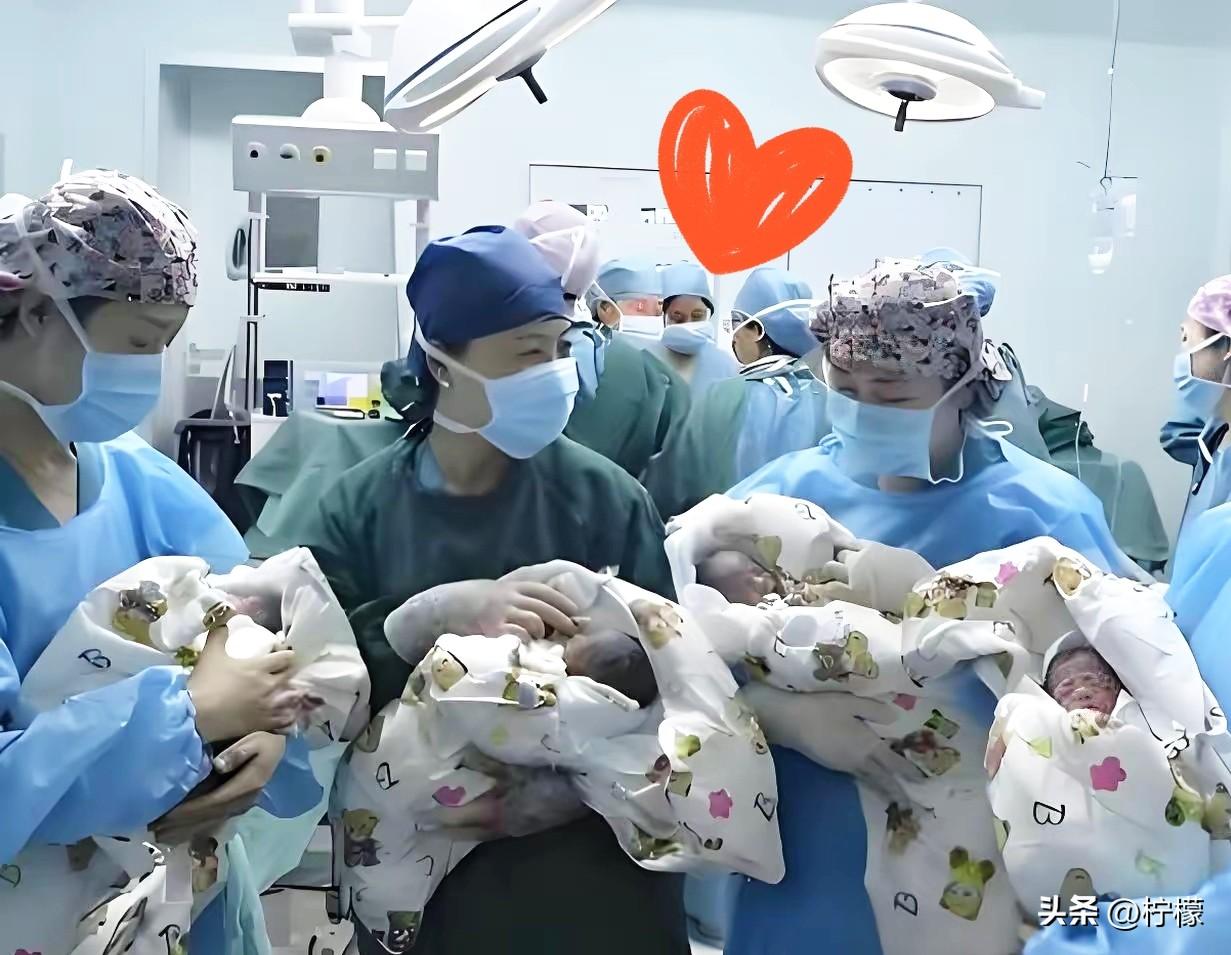 上海一位女士产检时查出怀了四胞胎，全家高兴得合不拢嘴。

她老公在产房外紧张得来